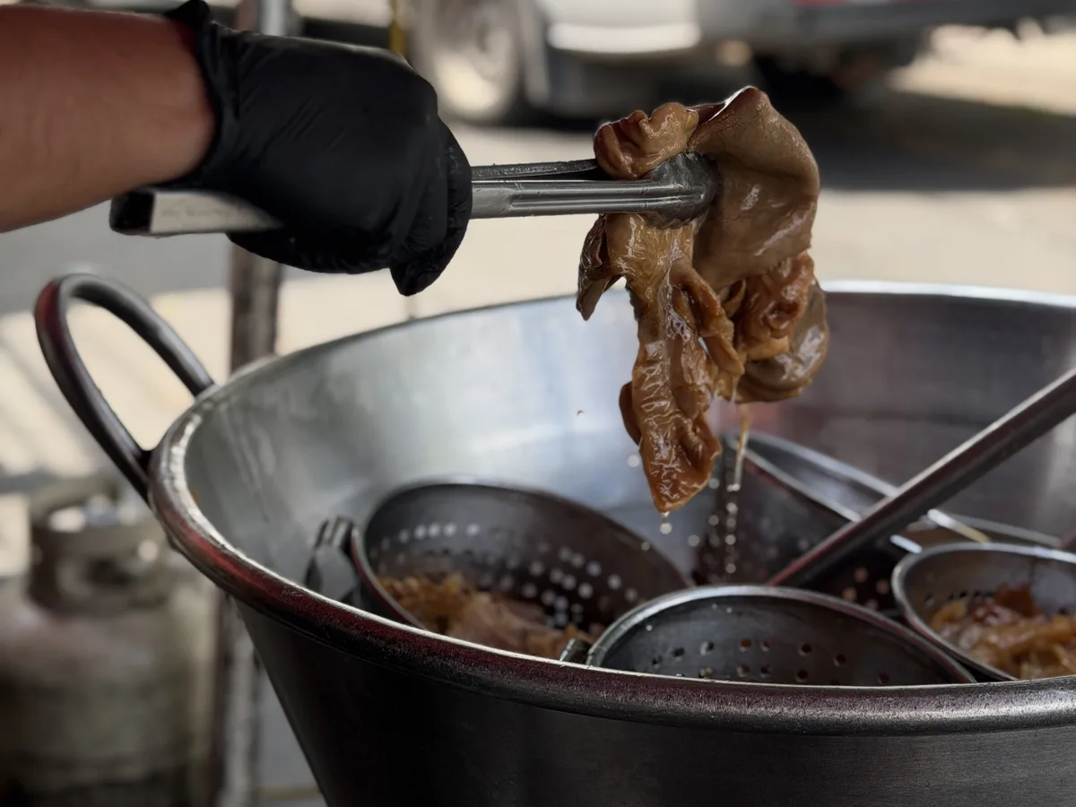 El cazo de carnitas en uso