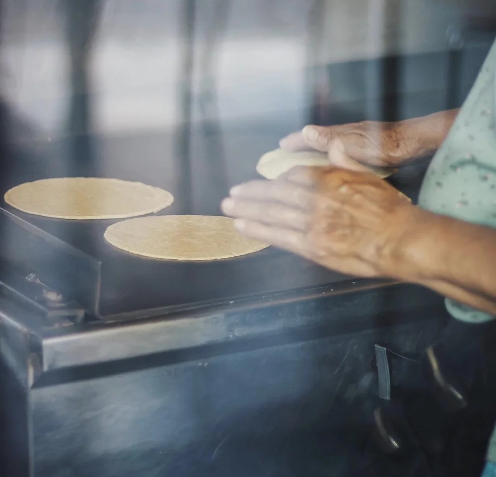 Haciendo tortillas a mano en el comal