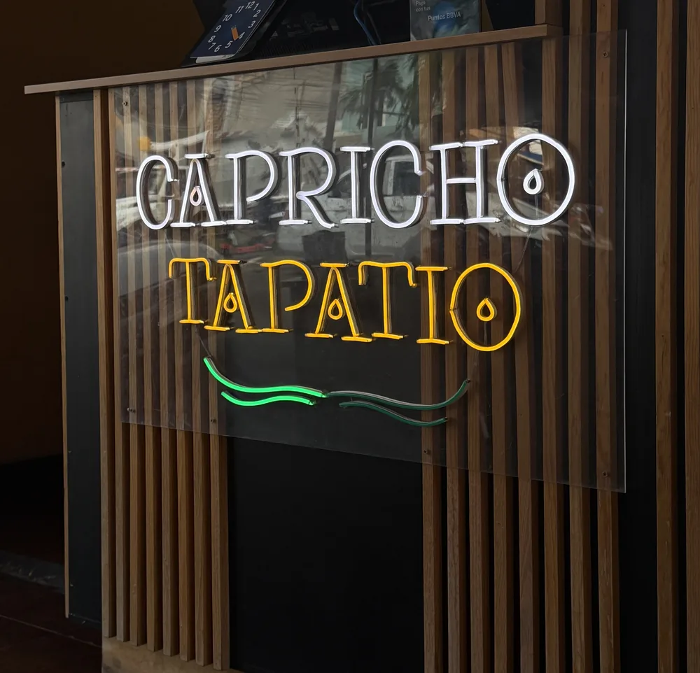 El letrero de Capricho Tapatío en el negocio